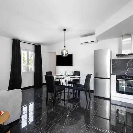 Acacias - Agreable Maison Mitoyenne - Jacuzzi - Parking Prive