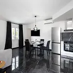 Acacias - Agreable Maison Mitoyenne - Jacuzzi - Parking Prive