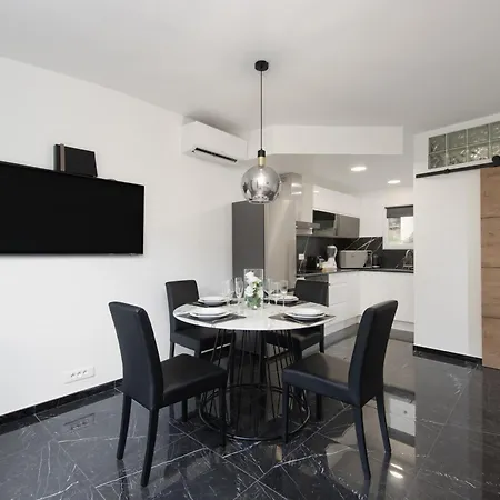 Acacias - Agreable Maison Mitoyenne - Jacuzzi - Parking Prive Ferienhaus Menton
