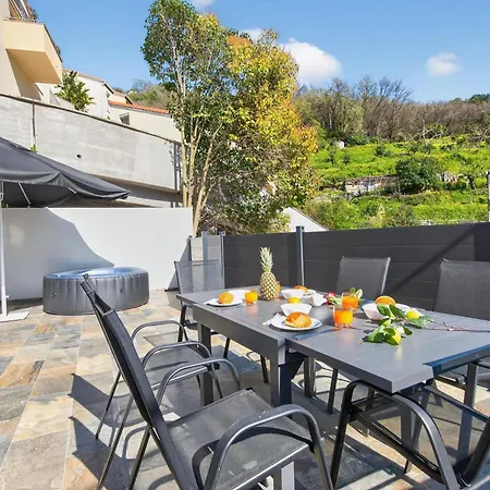 Acacias - Agreable Maison Mitoyenne - Jacuzzi - Parking Prive Ferienhaus