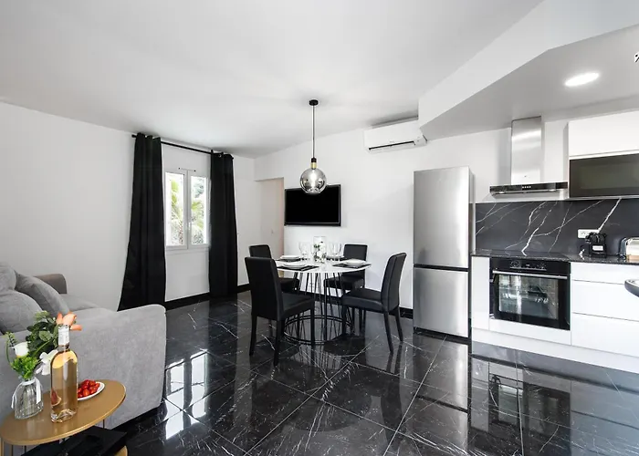 Acacias - Agreable Maison Mitoyenne - Jacuzzi - Parking Prive